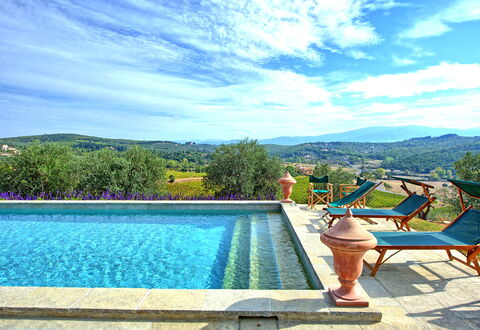 Villa Cona: Wasser, Wolke, Himmel, Pflanze, Schwimmbad, Blau, Azurblau, Gartenmöbel, Baum, Rechteck