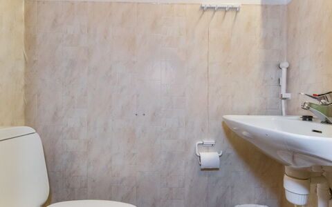 Siulapalkinen B 10: Wand, Armatur, Badezimmer, Flooring, Fussboden, Bad Sink, Interior Design, Installation, Toilette, Sinken