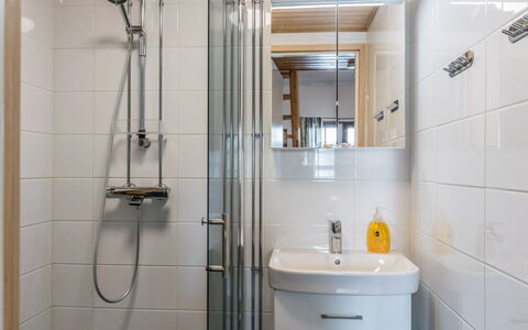 Saarihely B 9: Badezimmer, Armatur, Interior Design, Flooring, Bad Sink, Fussboden, Sinken, Zapfhahn, Installation, Dusche