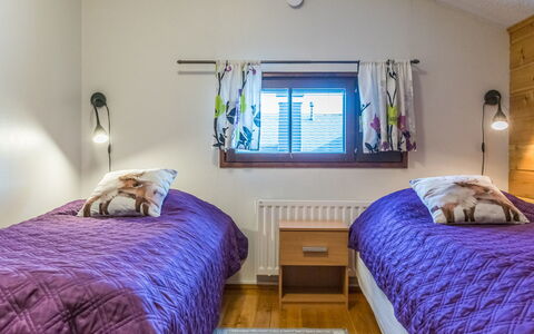 Saarihely B 9: Bett, Schlafzimmer, Interior Design, Bettdecke, Bedding, Decke, Möbel, Fussboden, Linens, Flooring