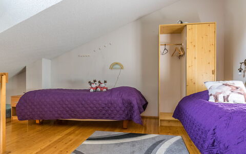 Saarihely B 9: Bett, Fussboden, Flooring, Schlafzimmer, Interior Design, Möbel, Holzboden, Holz, Bedding, Bettdecke