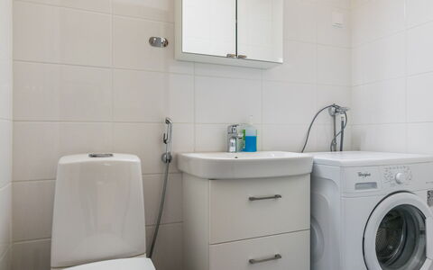 Saarihely B 9: Armatur, Interior Design, Toilleten Sitz, Sinken, Bad Sink, Flooring, Badezimmer, Toilette, Fussboden, Badezimmerschrank