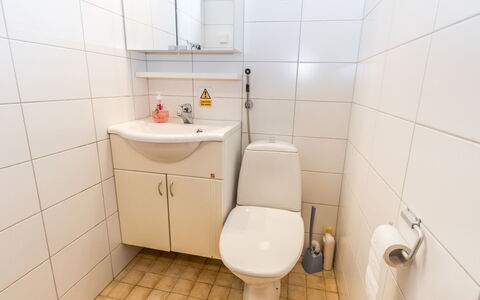 Vuolkuma a: Möbel, Interior Design, Flooring, Fussboden, Tabelle, Decke, Küche & Esszimmer Tisch, Beleuchtung, Stuhl, Zuhause