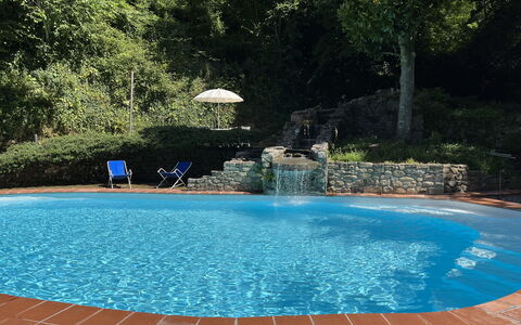 Molin Barletta, Private Pool, Nature - Marliana, T: Blau, Schwimmbad, Wasser, Verbundwerkstoff, Resort, Freizeit, Water Feature, Schatten, Gartenmöbel, Eco Hotel