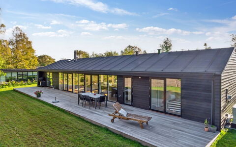 Tessa - 1.6Km from the Sea: Holz, Möbel, Wohnung, Zimmer, Decke, Holzbeize, Stuhl, Hartholz, Lack, Holz
