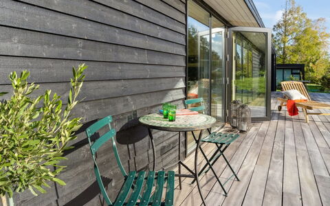 Tessa - 1.6Km from the Sea: Holz, Möbel, Wohnung, Zimmer, Decke, Holzbeize, Stuhl, Hartholz, Lack, Holz