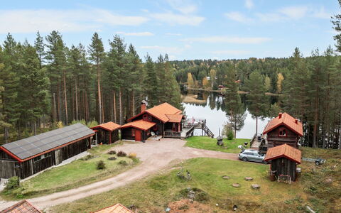 Nedre Gärdsjö: Himmel, Eigentum, Wolke, Pflanze, Baum, Natürliche Landschaft, Wasser, Grundstueck, Hochland, Haus