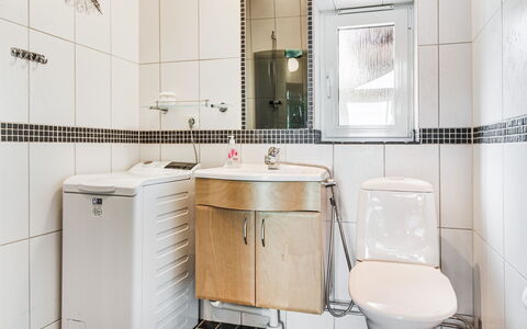 Nedre Gärdsjö: Armatur, Spiegel, Eigentum, Sinken, Cabinetry, Zapfhahn, Badezimmer, Lila, Interior Design, Die Architektur
