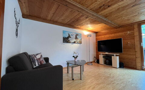 Ferienhaus Lomatte 1758: Möbel, Eigentum, Couch, Holz, Komfort, Gebäude, Interior Design, Flooring, Wohnzimmer, Fussboden