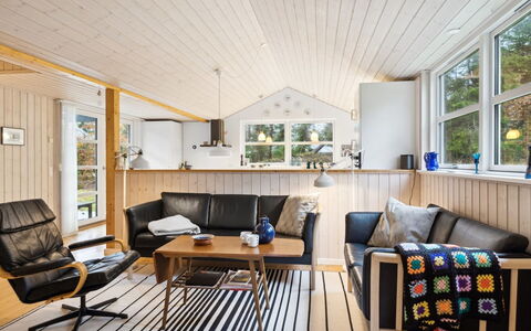 Stillfrieda - 150M from the Sea: Interior Design, Möbel, Flooring, Holz, Couch, Fussboden, Decke, Wohnzimmer, Holzboden, Zuhause