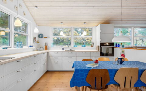 Stillfrieda - 150M from the Sea: Holz, Flooring, Interior Design, Küche, Decke, Countertop, Zuhause, Fussboden, Möbel, Holzboden