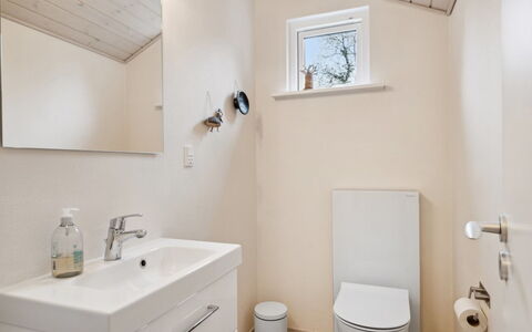Stillfrieda - 150M from the Sea: Badezimmer, Armatur, Wand, Flooring, Bad Sink, Fussboden, Sinken, Interior Design, Toilette, Zapfhahn
