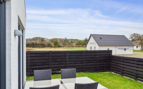 Helemine - 400M from the Sea: Decke, Flooring, Interior Design, Fussboden, Verbundwerkstoff, Möbel, Resort, Hotel, Design, Daylighting