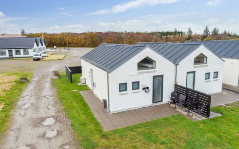 Helemine - 400M from the Sea: Decke, Flooring, Interior Design, Fussboden, Verbundwerkstoff, Möbel, Resort, Hotel, Design, Daylighting