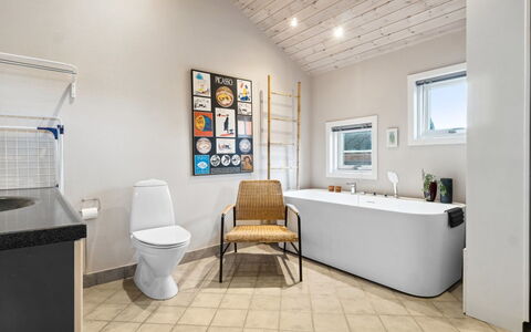 Bruni - 400M from the Sea: Decke, Flooring, Interior Design, Fussboden, Verbundwerkstoff, Möbel, Resort, Hotel, Design, Daylighting