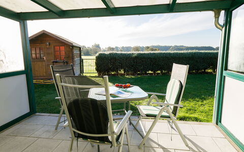 Wiesenblick: Möbel, Pflanze, Eigentum, Stuhl, Gebäude, Schatten, Interior Design, Gartenmöbel, Die Architektur, Tabelle