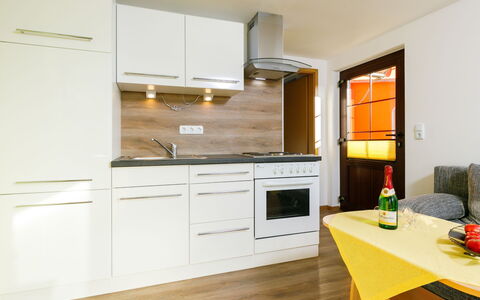 Wiesenblick: Cabinetry, Möbel, Countertop, Gebäude, Herd, Küche, Schublade, Holz, Stuhl, Küchengerät