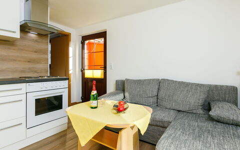Wiesenblick: Möbel, Cabinetry, Eigentum, Couch, Gebäude, Tabelle, Komfort, Interior Design, Wohnzimmer, Countertop