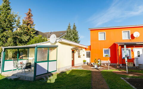 Wiesenblick: Pflanze, Gebäude, Himmel, Eigentum, Fenster, Baum, Tür, Haus, Grundstueck, Die Architektur