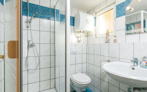 Wiesenblick: Armatur, Eigentum, Spiegel, Zapfhahn, Sinken, Badezimmer, Lila, Blau, Duschkopf, Dusche