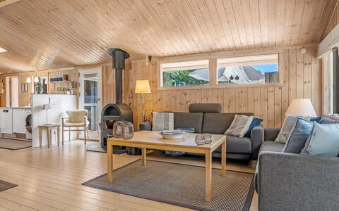 Thrineke - 600M from the Sea: Holz, Decke, Interior Design, Möbel, Flooring, Fussboden, Zuhause, Holzboden, Zimmer, Wohnzimmer