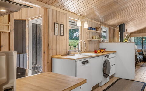 Thrineke - 600M from the Sea: Holz, Flooring, Interior Design, Decke, Fussboden, Major Appliance, Küche, Countertop, Möbel, Zimmer