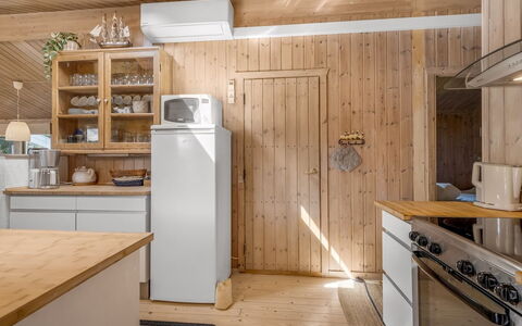 Thrineke - 600M from the Sea: Küche, Möbel, Holz, Küchengerät, Major Appliance, Flooring, Interior Design, Countertop, Decke, Cabinetry