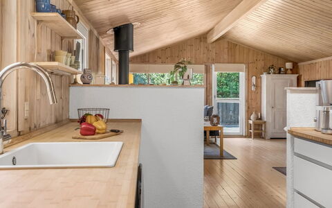 Thrineke - 600M from the Sea: Küche, Countertop, Holz, Flooring, Interior Design, Möbel, Decke, Fussboden, Armatur, Küchengerät