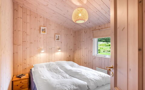 Thrineke - 600M from the Sea: Holz, Schlafzimmer, Bett, Zuhause, Decke, Bettdecke, Bedding, Interior Design, Bettrahmen, Hartholz