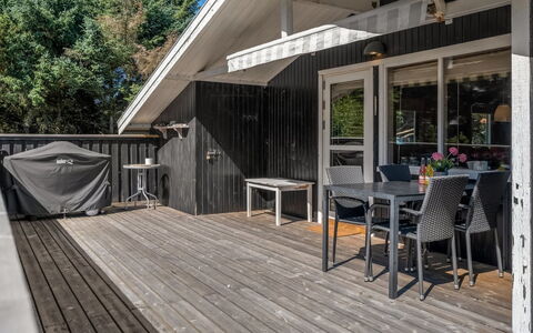 Thrineke - 600M from the Sea: Holz, Holzboden, Flooring, Zuhause, Hartholz, Tür, Fussboden, Deck, Veranda, Planke