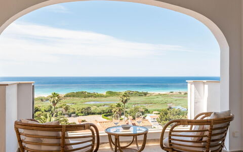 Villa Atalis: Himmel, Wasser, Gebäude, Eigentum, Pflanze, Azurblau, Schwimmbad, Wolke, Freizeit, Fenster