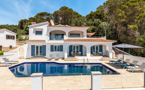 Villa Atalis: Himmel, Wasser, Gebäude, Eigentum, Pflanze, Azurblau, Schwimmbad, Wolke, Freizeit, Fenster