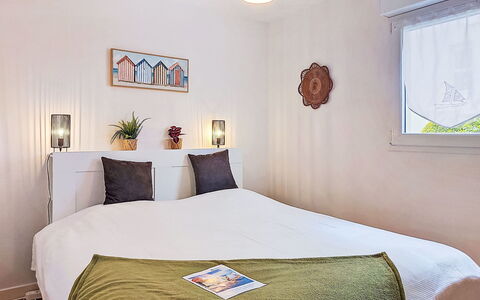 L'Air du Large: Bett, Möbel, Schlafzimmer, Interior Design, Wand, Fussboden, Bettdecke, Bedding, Flooring, Zimmer