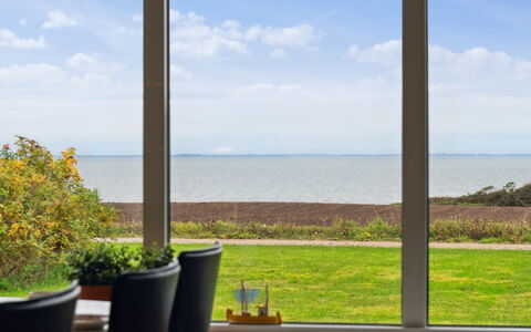 Luchia - 200M to the Fjord: Möbel, Meer, Interior Design, Ozean, Stuhl, Glas, Sonnenlicht, Küste, Eco Hotel, Hartholz