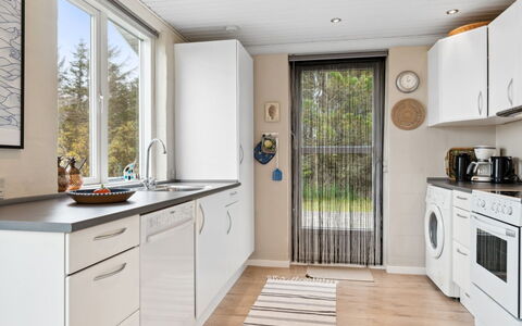 Luchia - 200M to the Fjord: Countertop, Küchengerät, Küche, Holz, Major Appliance, Interior Design, Flooring, Möbel, Cabinetry, Haushaltsgerät