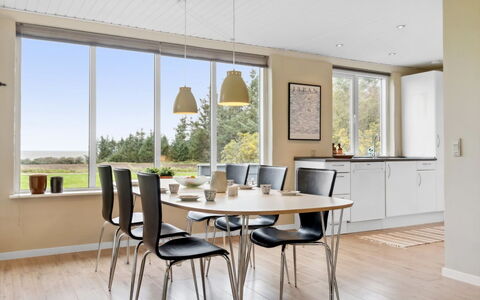 Luchia - 200M to the Fjord: Möbel, Interior Design, Stuhl, Flooring, Esszimmer, Tabelle, Fussboden, Küche & Esszimmer Tisch, Holz, Decke
