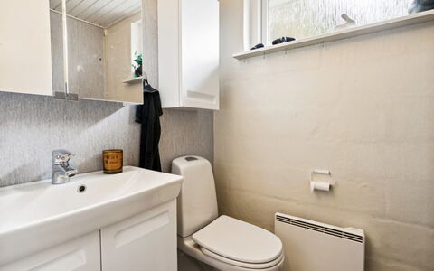 Luchia - 200M to the Fjord: Toilleten Sitz, Armatur, Flooring, Toilette, Sinken, Fussboden, Badezimmer, Interior Design, Bad Sink, Installation
