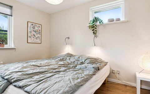 Luchia - 200M to the Fjord: Bett, Möbel, Interior Design, Schlafzimmer, Bedding, Wand, Fussboden, Bettdecke, Flooring, Decke