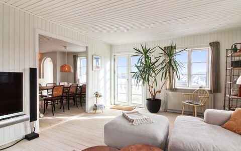 Edmond - 150M from the Sea: Interior Design, Möbel, Flooring, Fussboden, Wand, Holz, Holzboden, Decke, Couch, Wohnzimmer