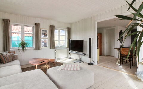 Edmond - 150M from the Sea: Flooring, Wand, Fussboden, Interior Design, Holz, Möbel, Couch, Decke, Wohnzimmer, Zuhause