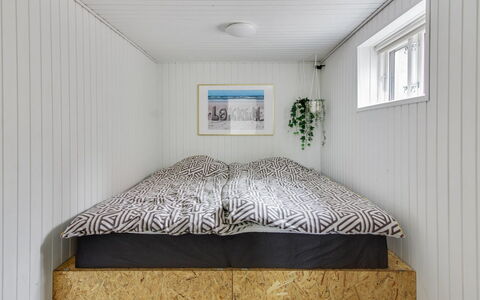 Edmond - 150M from the Sea: Holz, Flooring, Fussboden, Interior Design, Schlafzimmer, Decke, Holzbeize, Hartholz, Planke, Bett