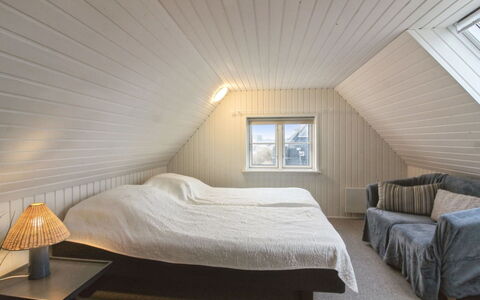 Edmond - 150M from the Sea: Wand, Holz, Decke, Flooring, Fussboden, Schlafzimmer, Interior Design, Bett, Bettdecke, Beleuchtung