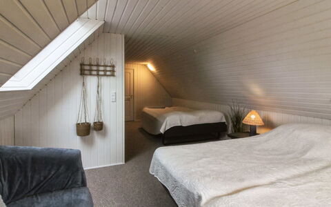 Edmond - 150M from the Sea: Wand, Schlafzimmer, Holz, Fussboden, Bett, Decke, Flooring, Bettdecke, Interior Design, Bedding