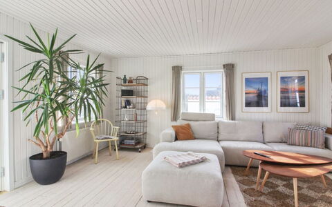 Edmond - 150M from the Sea: Flooring, Fussboden, Holz, Interior Design, Holzboden, Couch, Möbel, Wohnzimmer, Decke, Zuhause