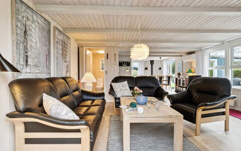 Kjera - 450M from the Sea: Möbel, Interior Design, Flooring, Holz, Fussboden, Decke, Holzboden, Stuhl, Tabelle, Beleuchtung