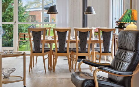 Kjera - 450M from the Sea: Möbel, Interior Design, Flooring, Holz, Fussboden, Decke, Holzboden, Stuhl, Tabelle, Beleuchtung