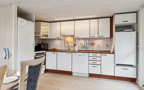 Kjera - 450M from the Sea: Möbel, Interior Design, Flooring, Holz, Fussboden, Decke, Holzboden, Stuhl, Tabelle, Beleuchtung