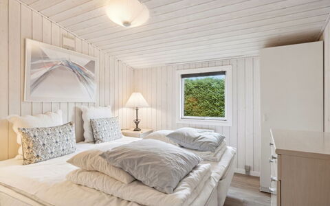 Kjera - 450M from the Sea: Möbel, Interior Design, Flooring, Holz, Fussboden, Decke, Holzboden, Stuhl, Tabelle, Beleuchtung