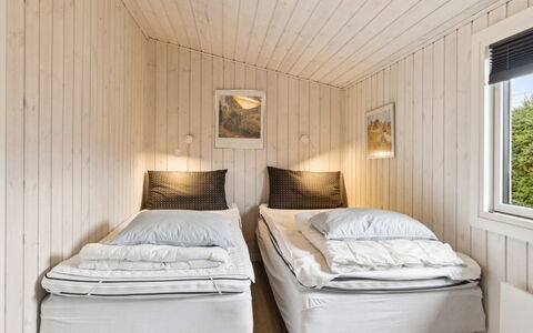 Kjera - 450M from the Sea: Möbel, Interior Design, Flooring, Holz, Fussboden, Decke, Holzboden, Stuhl, Tabelle, Beleuchtung