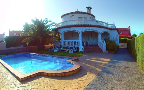 Villa Marisol: Wasser, Himmel, Eigentum, Pflanze, Azurblau, Schwimmbad, Beleuchtung, Freizeit, Landschaft, Baum